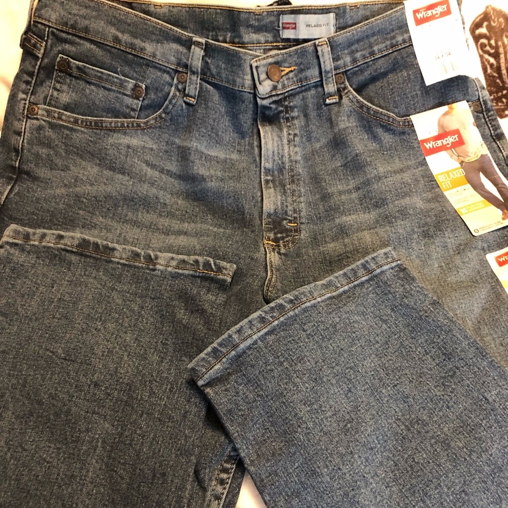 Wrangler Men’s Relaxed Fit Denim Jeans in Medium Blue